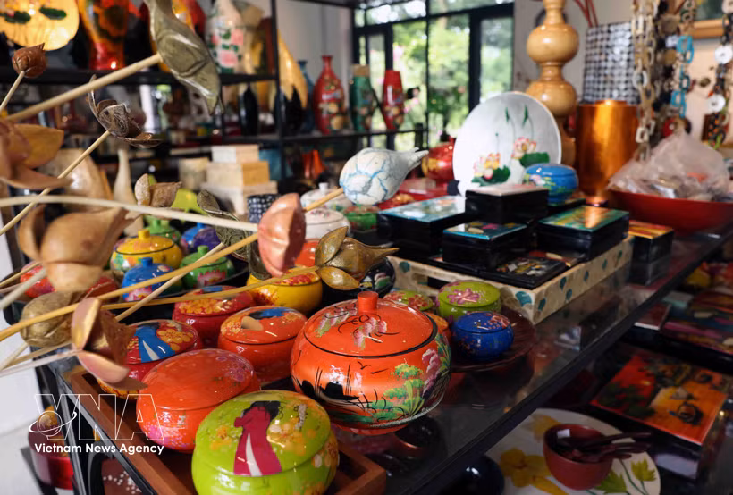 Les produits laqués du village de Ha Thai, dans la commune de Duyen Ha, district de Thuong Tin, sont exportés vers les marchés européens, japonais et sud-coréens. Photo : VNA