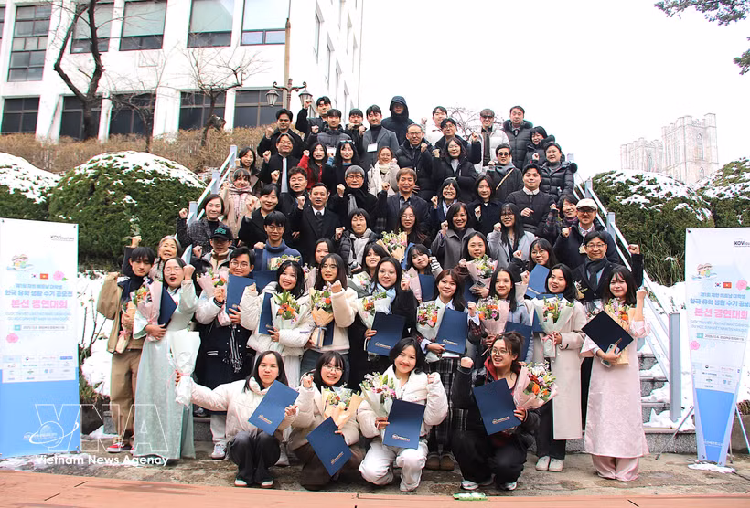 Des étudiants vietnamiens en République de Corée, participant au concours "Écrire sur la vie des étudiants vietnamiens en République de Corée", posent pour une photo souvenir. Photo : VNA