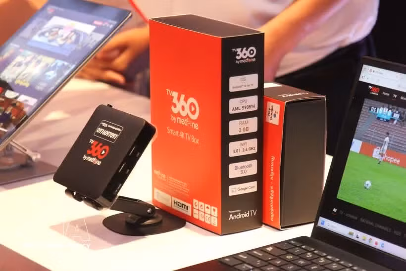 Le produit Metfone TV360 est présenté lors d'une cérémonie au Cambodge. (Photo : VNA)