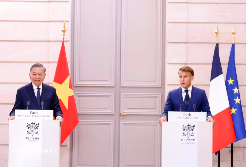 Le secrétaire général et président vietnamien To Lam (à gauche) et le président français Emmanuel Macron lors de la rencontre de la presse. Photo : VNA