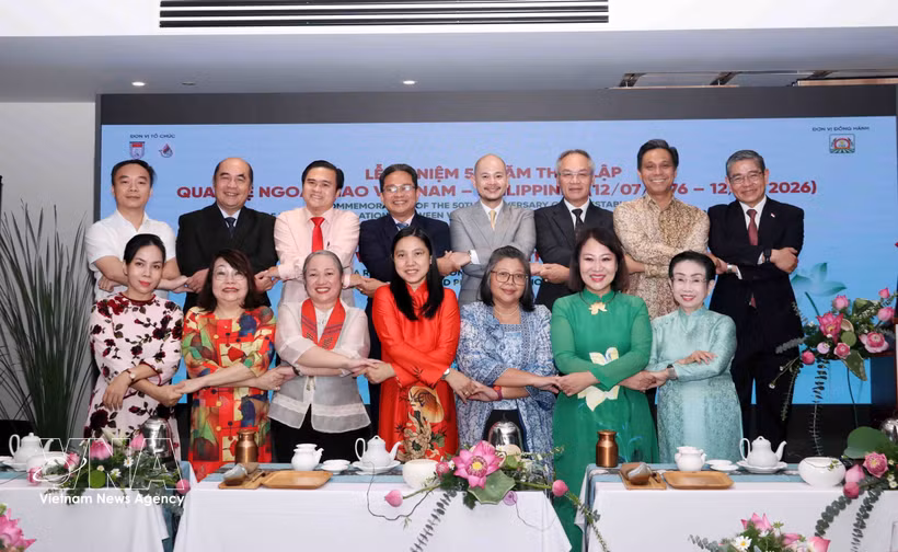 Des représentants de Ho Chi Minh-Ville et des consuls généraux des pays de l’ASEAN se donnent la main en signe d’amitié et de solidarité. Photo: VNA
