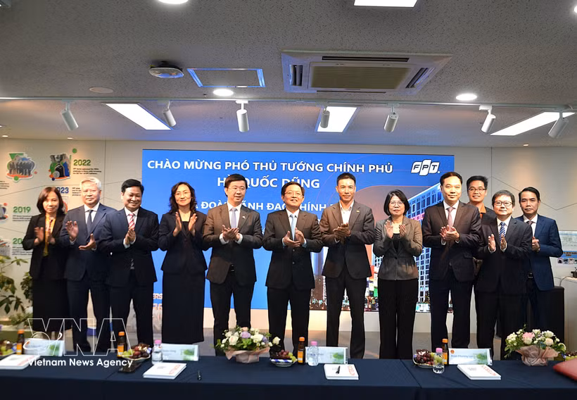 Le vice-Premier ministre Ho Quoc Dung a souhaité que le FPT renforce son rôle de passerelle technologique entre le Vietnam et la République de Corée. Photo : VNA
