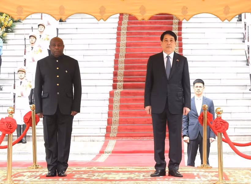 Le président vietnamien Luong Cuong (à droite) et son homologue burundais, Évariste Ndayishimiye. Photo : VNA