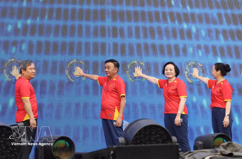 Tran Cam Tu, membre du Bureau politique, permanent du Secrétariat du Comité central du Parti et chef du Comité de pilotage central pour le développement de la culture vietnamienne ; de Pham Thi Thanh Tra, secrétaire du Comité central du Parti et vice-Première ministre ; ainsi que de plusieurs responsables ont inauguré la campagne nationale visant à encourager la pratique sportive. Photo : VNA