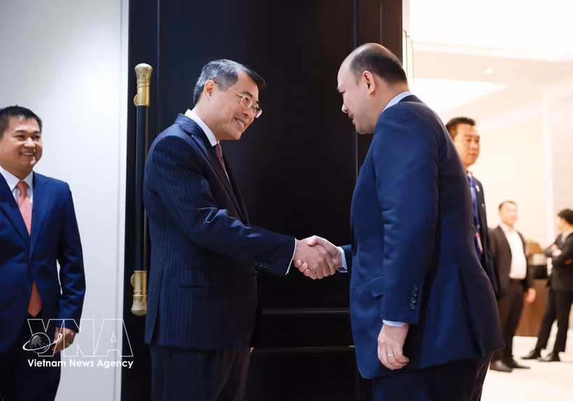 Le Premier ministre Le Minh Hung (à gauche) rencontre le vice-Premier ministre cambodgien Hun Many, également président de l'Union des fédérations de jeunes du Cambodge (UYFC). Photo : VNA