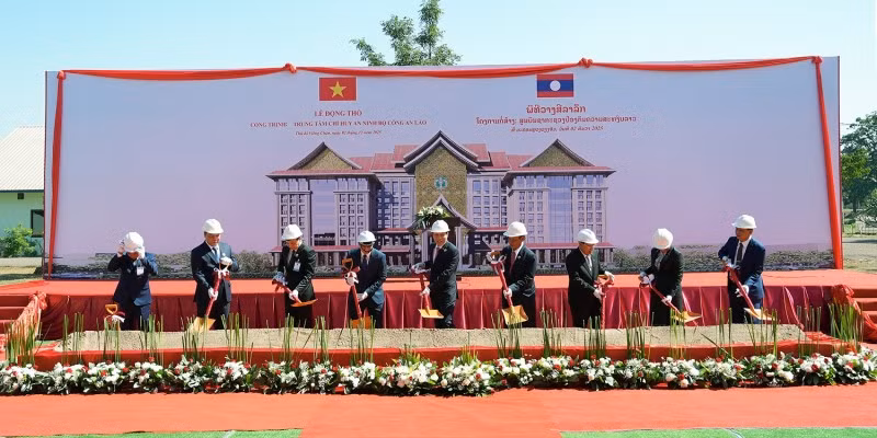 Lors de la cérémonie de mise en chantier du Centre de commandement de la sécurité du ministère lao de la Sécurité publique. Photo : VNA