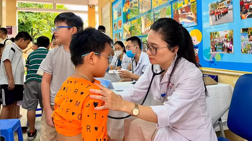 Dépistage de santé chez les enfants. (Photo : Hôpital général Dong Da, Hanoï)