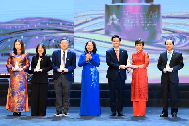La vice-présidente Vo Thi Anh Xuân remet le Prix de l'Action humaine pour la communauté à des projets et des idées exceptionnels. Photo : Comité d'organisation