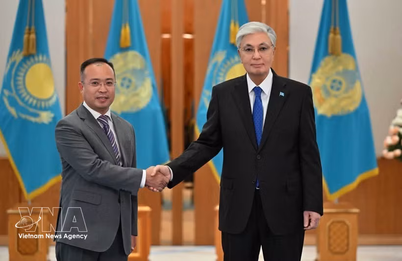 L’ambassadeur du Vietnam au Kazakhstan, Nguyen Thanh Le (à gauche), a remis ses lettres de créance au président Kassym-Jomart Tokayev. Photo : VNA