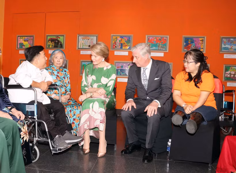 Le roi Philippe et la reine Mathilde de Belgique rencontrent des enfants touchés par l'agent orange. Photo : VNA