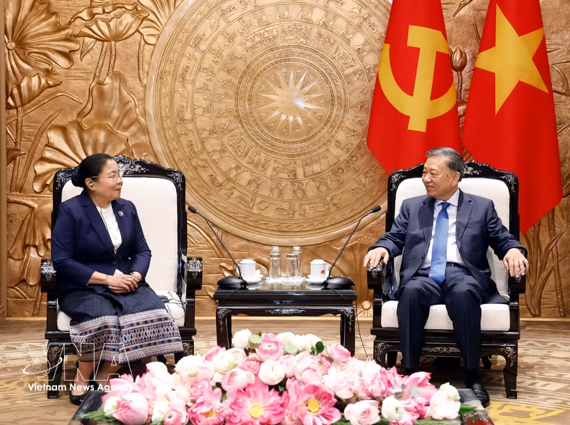 Le secrétaire général du Comité central du Parti communiste du Vietnam et président du Vietnam, To Lam reçoit Sisay Leudetmounsone, membre du Bureau politique, secrétaire du Comité central et présidente de la Commission centrale de l’organisation du Parti populaire révolutionnaire lao. Photo : VNA