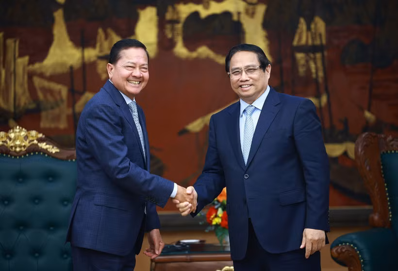Le Premier ministre Pham Minh Chinh (à droite) et le vice-Premier ministre cambodgien Neth Savoeun. Photo : VNA