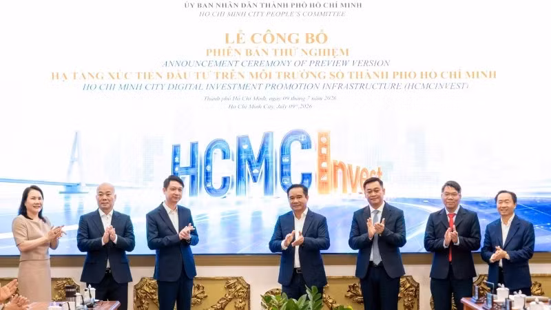 La cérémonie de lancement de la version pilote de l’Infrastructure de promotion des investissements dans l’environnement numérique (HCMCInvest). Photo : https://nhandan.vn/