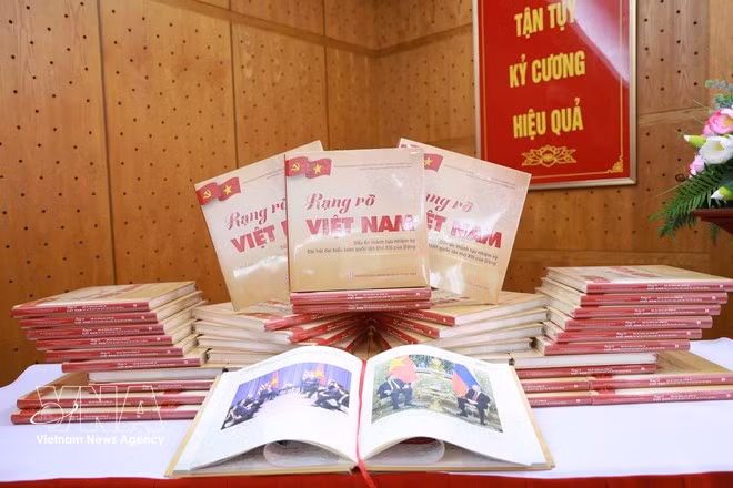 L’ouvrage est intitulé « Rạng rỡ Việt Nam - Dấu ấn thành tựu nhiệm kỳ Đại hội đại biểu toàn quốc lần thứ XIII của Đảng » (Vietnam radieux – Empreintes des acquis du mandat du 13ᵉ Congrès national du Parti). Photo : VNA