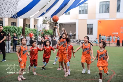 L’école primaire Marie Curie II, située dans le quartier de Kiến Hưng à Hanoï, a organisé un tournoi de basket-ball réunissant de nombreux élèves, contribuant ainsi à promouvoir l’activité physique et à améliorer la santé en milieu scolaire. Photo : VNA