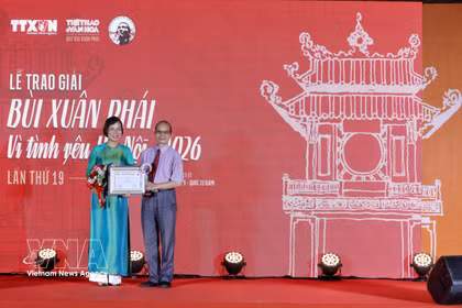Le Grand Prix Bui Xuan Phai – Pour l’amour de Hanoï 2026 décerné au poète Bang Viet. Photo: VNA