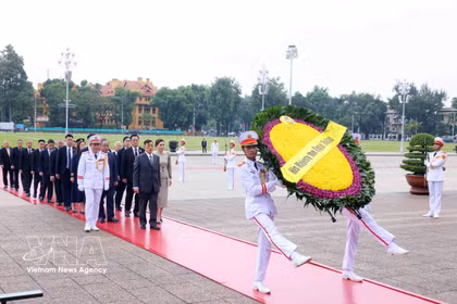 Le roi et la reine déposent une gerbe et rendu hommage au président Hô Chi Minh dans son mausolée. Photo: VNA