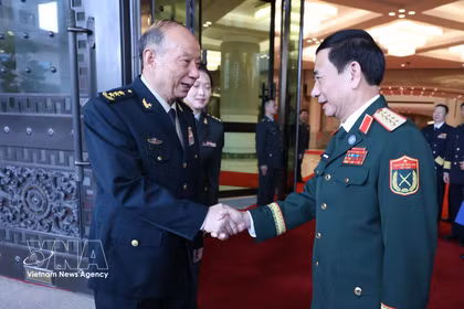 Le général Phan Van Giang, vice-Premier ministre et ministre de la Défense (droite) et e général de corps d’armée Zhang Shengmin, vice-président de la Commission militaire centrale de Chine. Photo : VNA