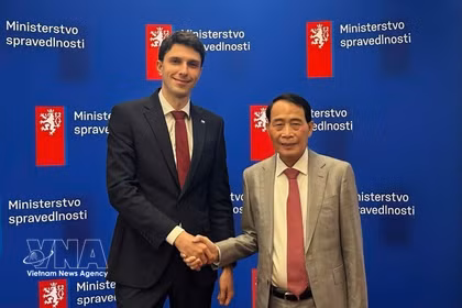 Le général de corps d’armée Lê Quôc Hung, vice-ministre vietnamien de la Sécurité publique (droite) et Adam Šimice, vice-ministre tchèque de la Justice chargé des affaires internationales, du droit européen, à Prague en octobre 2026. Photo: VNA