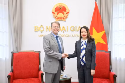 La vice-ministre des Affaires étrangères, Nguyen Minh Hang, et John Goyer, vice-président de la Chambre de commerce des États-Unis (USCC), chargé de l’Asie du Sud-Est et de l’Océanie. Photo: Le ministère vietnamien des Affaires étrangères