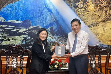 Le président du Comité populaire de la province centrale de Quang Tri, Lê Hông Vinh (droite) et l’ambassadrice des États-Unis au Vietnam, Jennifer Wicks. Photo : VNA