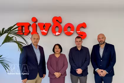 L’ambassadrice du Vietnam en Grèce, Pham Thi Thu Huong, et les représentants des deux grandes entreprises grecques de transformation alimentaire, Nitsiakos et Pindos. Photo: VNA