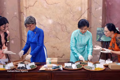 Les deux épouses participent à la confection de coussins thermiques garnis de plantes traditionnelles, notamment de gingembre, de cannelle, d’anis étoilé, d’eucalyptus et de cassia tora. Photo : VNA