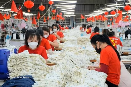 Des ouvrières au travail dans une entreprise textile et de confection. Photo d'illustration. Photo : VNA
