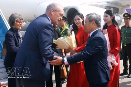 Le président du Comité populaire de hanoi, Vu Dai Thang (droite), accueille le présdient suisse Guy Parmelin et son épouse à l'aéroport international de Nôi Bai, à Hanoi, en octobre 2026. Photo: VNA 