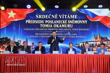 Le président de la Chambre tchèque à la rencontre de la communauté vietnamienne. Photo: VNA