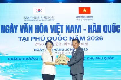 Un responsable du Service de la culture et des sports de la province d’An Giang remet un cadeau à Park Chan A, première secrétaire de l’ambassade de République de Corée au Vietnam. Photo: VNA