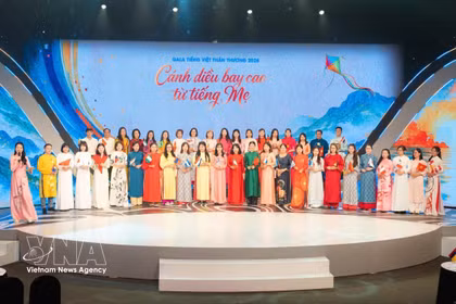 Les enseignants vietnamiens à l’étranger posent pour une photo avec les « Ambassadeurs de la langue vietnamienne à l’étranger » 2026. Photo: VNA