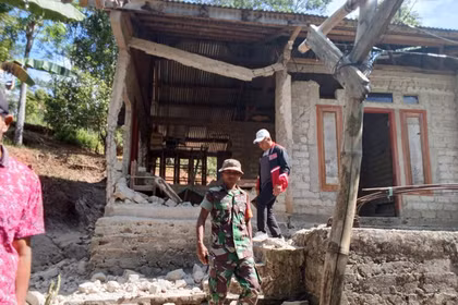 Une maison endommagée après le séisme survenu à Flores, en Indonésie, le 15 août 2026. Photo : Xinhua/VNA