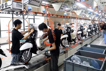 Une chaîne de production de l’usine intelligente de YADEA Vietnam, représentant un investissement de plus de 100 millions de dollars, dans la zone industrielle de Tan Hung, province de Bac Ninh. Photo : VNA