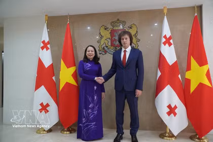 La vice-présidente de la République, Vo Thi Anh Xuân (gauche) et le Premier ministre géorgien, Irakli Kobakhidze, à Tbilissi en octobre 2026. Photo: VNA