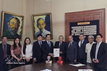 La délégation du Parti communiste vietnamien pose avec les dirigeants du Parti communiste du Pérou – Patrie rouge (Patria Roja). Photo: VNA