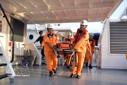 Transport du patient étranger à terre pour recevoir des soins. Photo: VNA