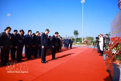 Le Premier ministre Le Minh Hung se rend, le 9 octobre au matin, au parc de l’Amitié Laos-Vietnam, à Vientiane, en compagnie de son homologue lao Saleumxay Kommasith. Les deux dirigeants déposent des gerbes de fleurs devant les monuments dédiés aux Présidents Ho Chi Minh, Kaysone Phomvihane et Souphanouvong. Photo: VNA