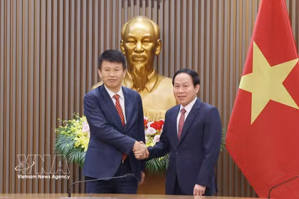 Le vice-Premier ministre Lê Tiên Châu (droite) et le professeur Hongbin Cai, doyen de la Faculté de commerce de l’Université de Hong Kong (Chine). Photo: VNA