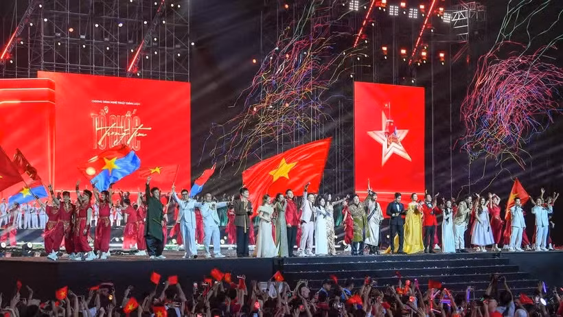 Le spectacle « La Patrie dans nos cœurs » est organisé par le journal Nhan Dan en collaboration avec le Comité populaire de Ho Chi Minh-Ville. Photo : https://nhandan.vn/