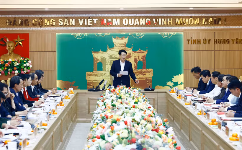 Le président Luong Cuong préside une réunion pour annoncer le projet de rapport d’inspection à Hung Yen. Photo : VNA