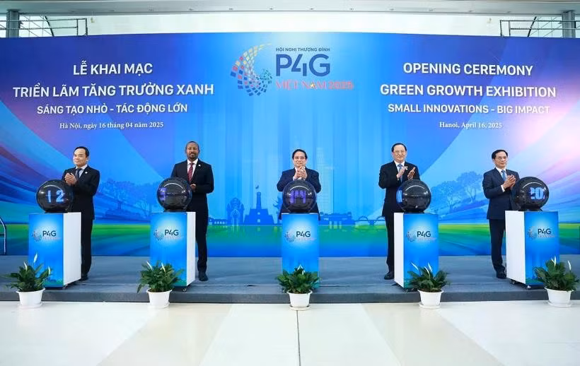 Le Premier ministre Pham Minh Chinh (centre) et les délégués inaugurent l'Exposition sur la croissance verte à Hanoï. Photo : VNA