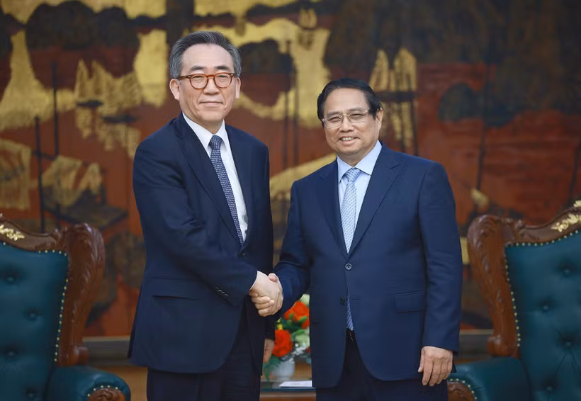 Le Premier ministre Pham Minh Chinh (droite) et le ministre sud-coréen des Affaires étrangères, Cho Tae-yul. Photo : VNA