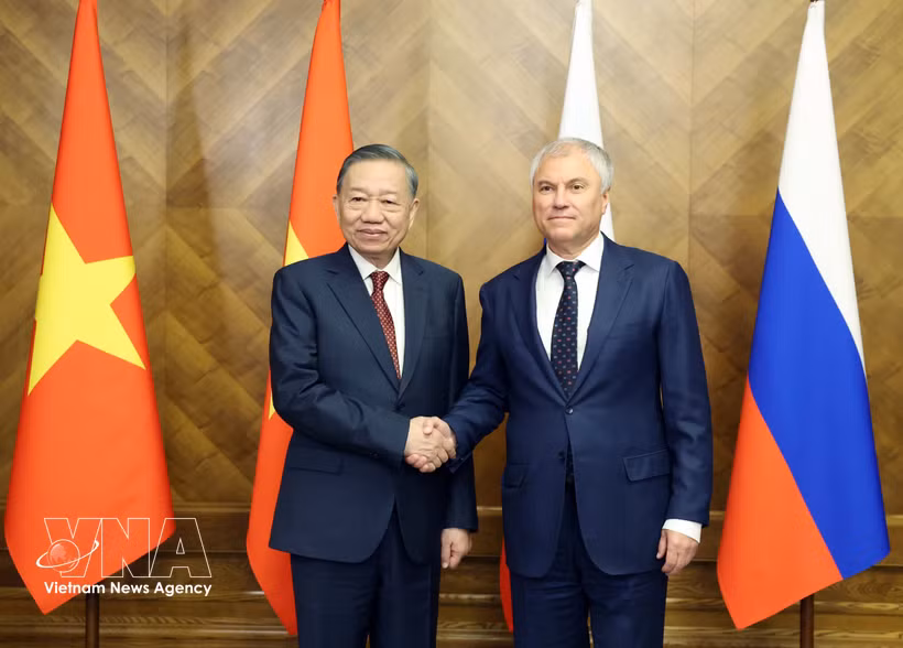 Le secrétaire général du Parti et président de la République, To Lam (gauche) et le président de la Douma d’État de l’Assemblée fédérale de Russie, Vyacheslav Volodin. Photo : VNA