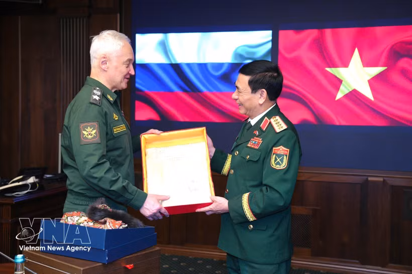 Le vice-Premier ministre et ministre vietnamien de la Défense, le général Phan Van Giang (droite), et le ministre russe de la Défense, Andreï Belooussov échangent des cadeaux commémoratifs. Photo : VNA