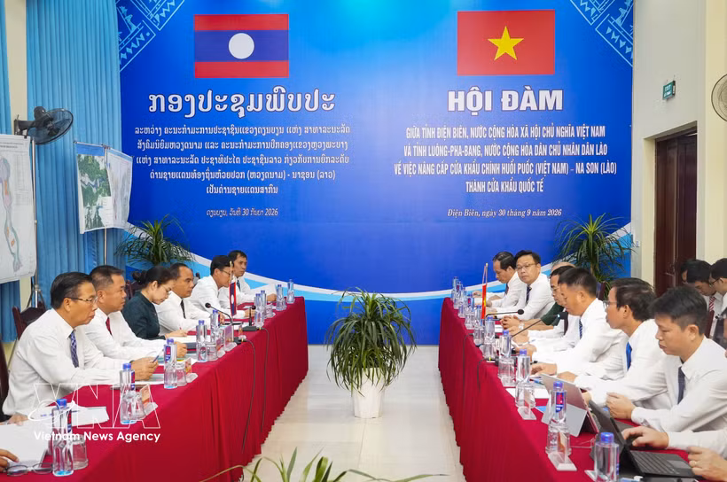 La réunion consacrée à la modernisation des postes-frontières principaux de Huoi Puoc (Vietnam) et de Nason (Laos) en postes-frontières internationaux entre Dien Bien et Luang Prabang. Photo : VNA