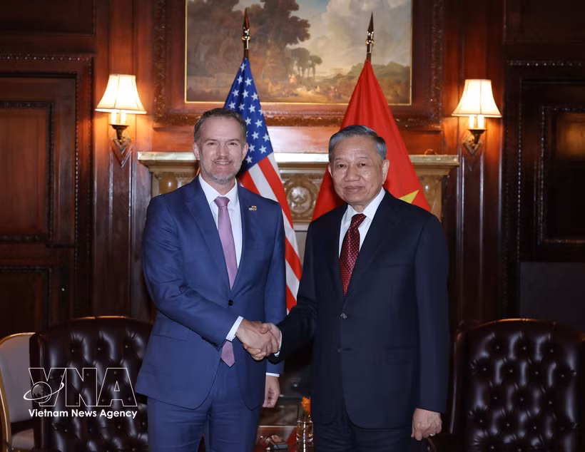 Le secrétaire général du Parti et président de la République To Lam (droite) et l’ambassadeur Jamieson Greer, représentant américain au Commerce, à New York. Photo : VNA