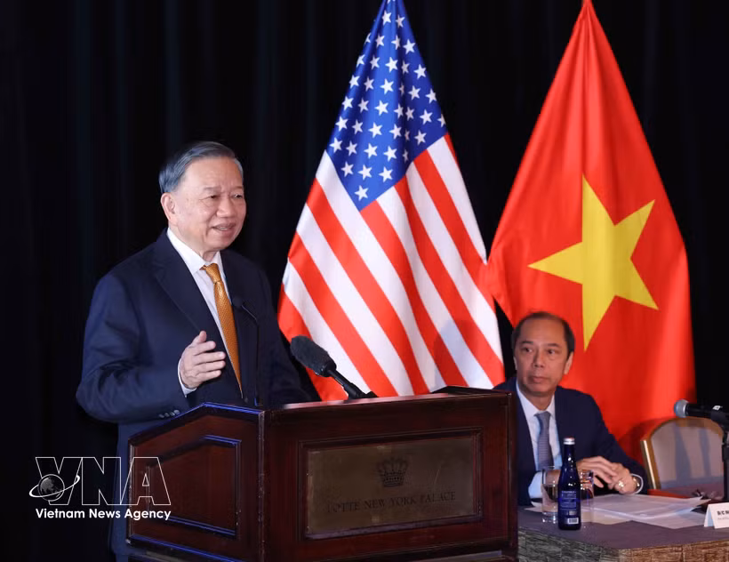 Le dirigeant To Lam prend la parole lors de la rencontre avec des experts et intellectuels vietnamiens aux États-Unis. Photo : VNA