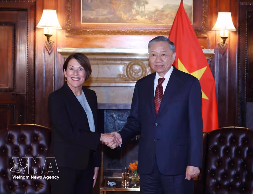 Le secrétaire général du Parti et président de la République To Lam et la professeure Sarah Anne Soule, doyenne de la Stanford Graduate School of Business, à New York. Photo : VNA