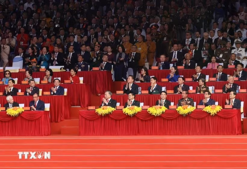 Les hauts dirigeants vietnamiens et des amis internationaux à la célébration des 50 ans de la réunification nationale. - VNA